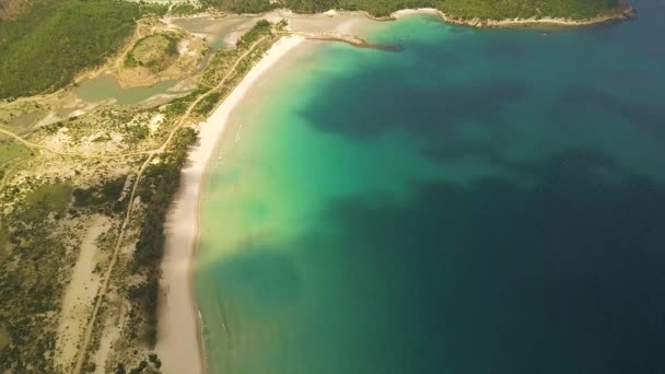 Belle vue sur la mer d'en haut. Mer turquoise et plage de sable paysage aérien. Océan bleu et côte vue de dessus . — Video