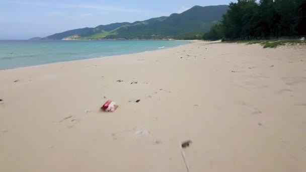 Zandstrand op zee kust en groen berglandschap above drone vliegen. Luchtfoto landschap ocean shore en groene heuvels. Turquoise zeewater op resort strand. — Stockvideo