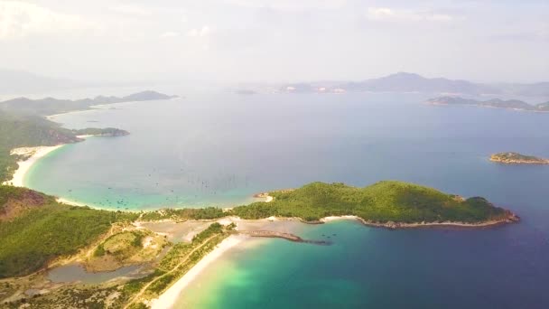 Baía do mar e ilhas verdes vista de drone voador. Mar azul com praia de areia e ilhas verdes na paisagem aérea skyline . — Vídeo de Stock