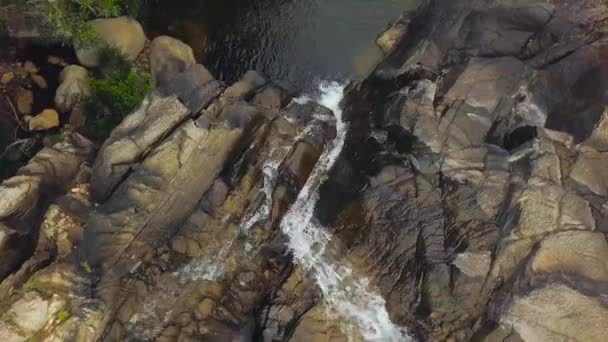 Cascata di montagna vista aerea. Ruscello d'acqua che scorre in cascata in montagna. Fiume roccioso nella foresta tropicale vista drone . — Video Stock