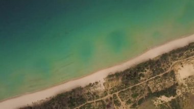Turkuaz denizi ve kumlu Cennet plaj hava manzara kıyıda. Üstten görünüm mavi okyanus ve sandy beach üstten görünüm. Deniz yukarıda güzel manzara.