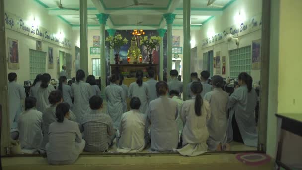 Ханой, Вьетнам - июль 2018 года: буддистские монахи сидят на полу пагоды. Монахи во время молитвы сидят на полу в буддийском храме . — стоковое видео