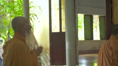 Hanoi, Vietnam - Temmuz, 2018: Budist Tapınağı dua Budist rahipler. Dua ve meditasyon sırasında adam rahipler de antik Budist pagoda.