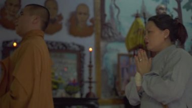 Hanoi, Vietnam - Temmuz, 2018: Budist rahipler prayingand Budist tapınak içinde yürüyüş. İnsanlar rahipler ve cemaat pagoda Budist dua ederken.