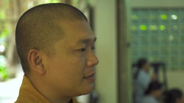 Hanoi, Vietnam - luglio 2018: Ritratto di monaci buddisti che pregano pagoda buddisti. Close up faccia monaco uomo nel tempio buddista . — Video Stock
