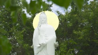Arka plan yeşil bitkiler ve ağaçlar Budist tapınağında Buda heykeli karısı. Dini pagoda antik Budist heykel.