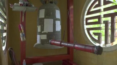 Manastır halka bell ve çırpıcı Budist Tapınağı kapatın. Dini bell, dualar ve çırpıcı Budist pagoda çarpıcı için ring için.