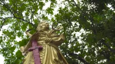 Altın heykel antik Doğu savaşçı. Heykel samuray kılıcı ile kapatın. Asya Kültür Anıtı.