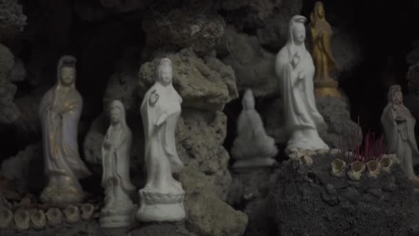 Pequena estátua de Buda e mãe Buda no templo budista dentro da caverna de pedra. Antiga escultura budista em pagode religioso . — Vídeo de Stock