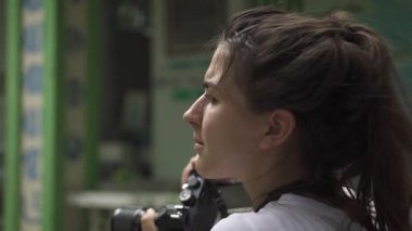 Seyahat sırasında fotoğraf çekmek için profesyonel fotoğraf makinesi kullanan genç kadın. Kamera fotoğraf yapma kadın seyahat kapatın.
