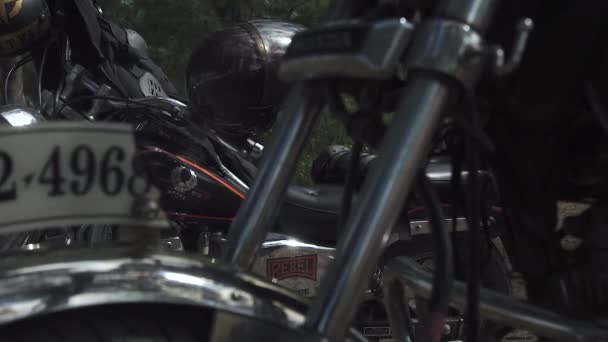 Hanoi, Vietnam - juli, 2018: Close-up twee motorfietsen met motorhelmen — Stockvideo