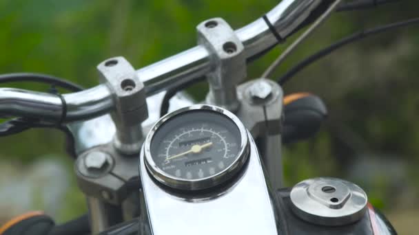 Tachimetro sul cruscotto della moto. Close up design pannello di controllo moto . — Video Stock