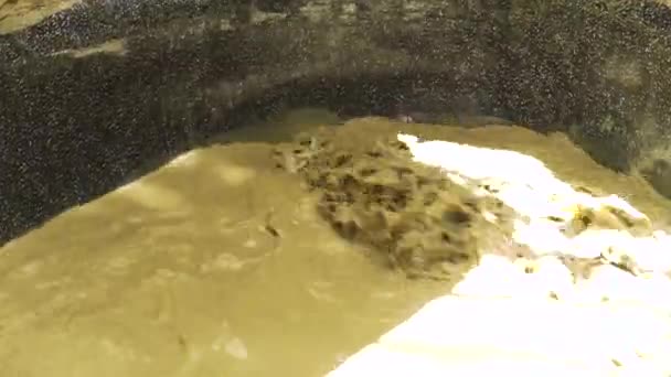 Salpicaduras de agua de barro en el baño de barro en el balneario de cerca. Baño de barro para terapia corporal en el centro de spa. Belleza y concepto saludable . — Vídeos de Stock