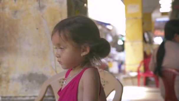Hanoi, Vietnam - július, 2018-ban: portait aranyos vietnami lány közelről. Arc, kicsi, ázsiai lány szabadtéri. — Stock videók