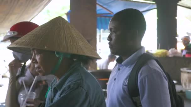 Hanoi, Vietnam - july, 2018: local people and tourist people on vietnamese market. Travelers in asian market . — Stock Video