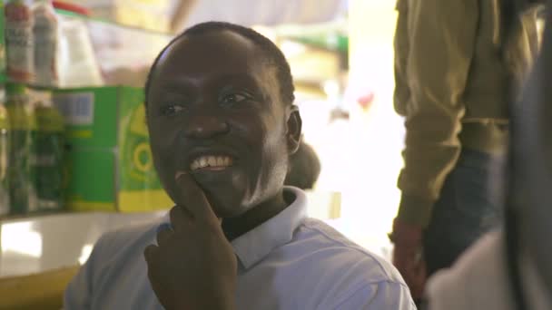 Portrait homme afro-américain assis à table dans un café de rue de la ville. Gros plan visage souriant afro-américain . — Video