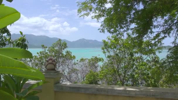 山和蓝色海风景。从户外阳台看绿松石海和山上的绿树美景. — 图库视频影像