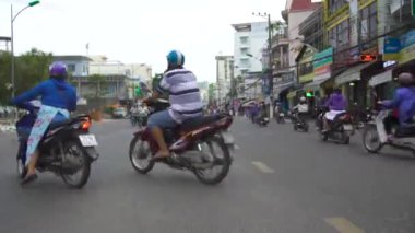 Hanoi, Vietnam - Temmuz, 2018: insanlar üzerinde motosiklet ve otomobil şehir sokak sürüş. Modern Asya şehirde trafik.