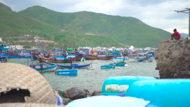 Navi da pesca e barche sul parcheggio in mare su sfondo verde di montagna. Barche da pesca a cesto tradizionali e navi che navigano in mare . — Video Stock