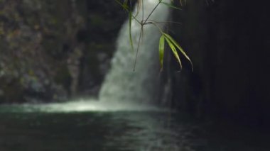 Dağ şelale inrainforest. Akış su nehir içinde büyük taşlar üzerinde akan şelale.