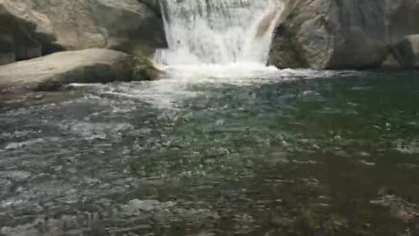 Belle cascade coulant sur de grandes pierres dans la rivière de montagne. Flux rivière de montagne en cascade cascade .