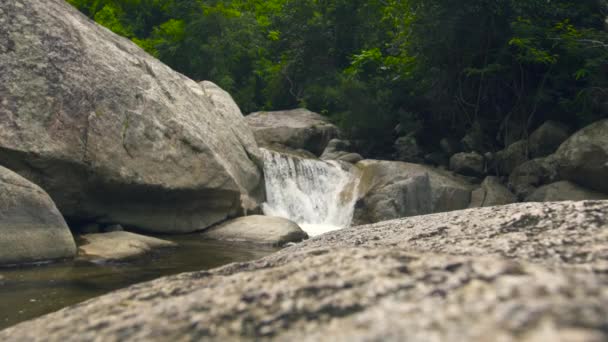 Гірський водоспад, що тече на кам'янистій річці. Потік гірської річки в каскаді водоспаду . — стокове відео