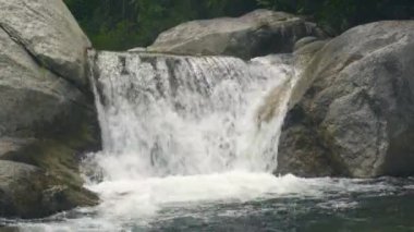 Güzel şelale büyük taş dağ nehir akan. Dağ şelale çağlayan nehirde akış.