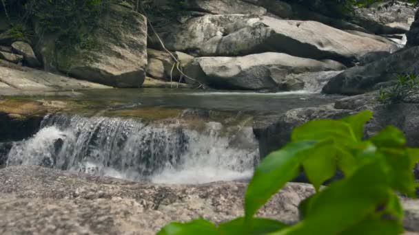 Ström av snabba floden från vattenfall som flödar på stora stenar i tropisk skog. Flow mountain river i vattenfall kaskad. — Stockvideo