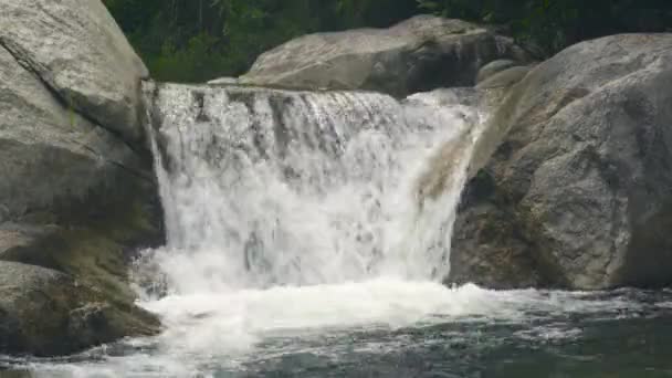 Piękny wodospad płynący na dużych kamieniach w górskiej rzece. Przepływ rzeki górskie w kaskadę wodospadu. — Wideo stockowe