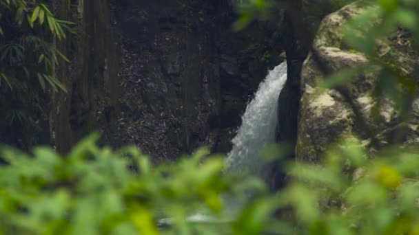 Strömungswasser vom Gebirgswasserfall fließt auf großen Steinen im Fluss. Flow Gebirgsfluss in Wasserfall-Kaskade. — Stockvideo