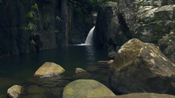 Hegyi esőerdő vízesés. Patak víz vízesés folyik a folyó nagy kövek. — Stock videók