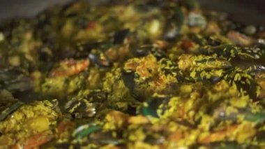 İspanya ile pirinç, deniz ürünleri midye, paella yemek karides ve sebze tavada kapatalım. Işlem hazırlama geleneksel İspanyol yemeği paella. İspanya paella deniz ürünleri, pan ile yapma yemek.