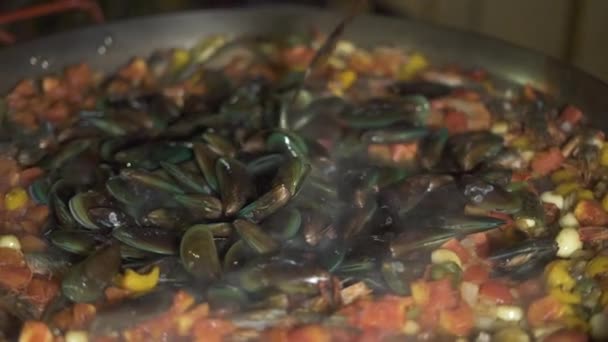 Chef Kok Koken Vis Mosselen Garnalen Met Groenten Paella Pan — Stockvideo