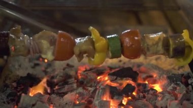 Yemek sebze ve et kızartma açık barbekü ızgara. İşlem hazırlık barbekü et ve sebze kadar kapatın. Pişirme gıda kavramı.