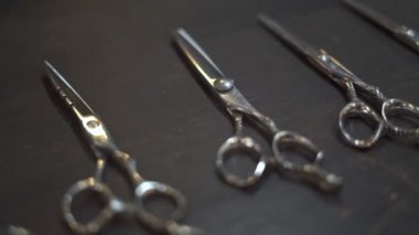 Kuaförlük makas ve Kuaför Salonu Kuaför aksesuarları kapatın. Kuaför dükkanında saç kesimi için profesyonel araçlar. Saç kesme kavramı.