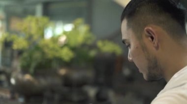 Asya Kuaför saç erkek salonda yapıyor. Kuaför berber dükkanı istemcisinde ile çalışma. Profesyonel kuaför kesim saç erkek salonda. Saç ve güzellik kavramı.