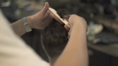 Kuaför Salonu saç kesme makası ve tarak kullanarak Kuaför. Erkek saç şekillendirme ile Kuaför aksesuarları ile kapatın. Kuaförlük yapıyor erkek saç modeli.