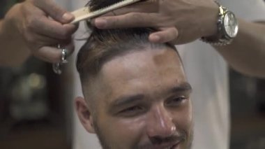 Penye ve saç erkek salonda Kuaför makasla kesme Kuaför. Erkek saç kesimi saç makas ile kapatın. Erkek Kuaförler Berber Dükkanı.