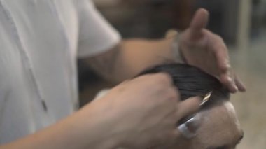 Penye Kuaför saç tarak Kuaför Salon ile ıslak. Kuaför berber dükkanı olarak erkek saç modeli yapmak. Erkek saç modeli ve saç bakım kavramı.