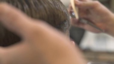 Penye ve makas Kuaför Salon ile erkek saç kesim Kuaför. Erkek salonda saç makasla hipster saç kesimi kadar kapatın. Erkek Kuaförler Berber Dükkanı.