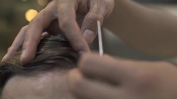 Barber použití břitva holení mužských vlasů na hlavě v kadeřnictví. Zavřete holicí vlasy s retro břitvou v holičství. Muž ruce pomocí břitva pro bokovky účes. — Stock video