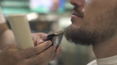 Tıraş sakal tıraş ve Kuaför Salonu tarak ile kapatın. Erkek kuaför kırpma hipster sakal tıraş makinesi salonda. Tıraş sakallı adam kavramı.