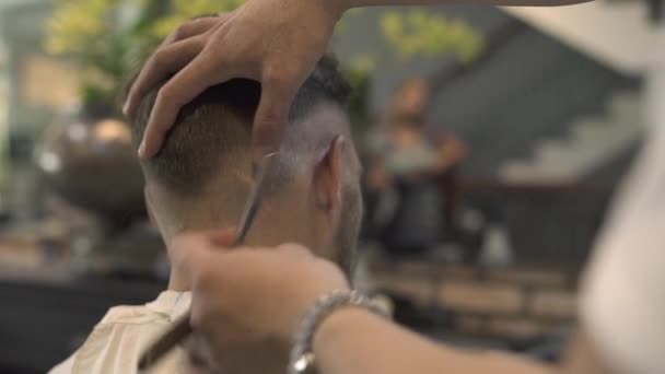 男性サロンでシェービング剃刀を使用しての理髪師します。美容師は、理髪店でストレートかみそりでうなじの毛を剃る。美容院で美容師シェービング髪を閉じます。流行に敏感なヘアスタイル コンセプト. — ストック動画