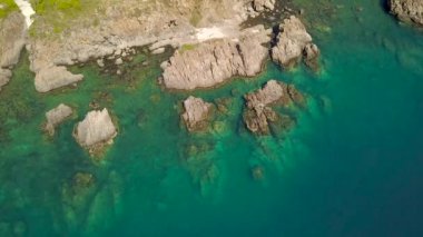 Mavi su deniz lagün ve uçak uçan üzerinden hava manzara sahil üzerinde kayalık uçurum. Hava atış okyanus ve dağ cliff sahil şeridi üzerinde. Üstten görünüm deniz ada manzara.