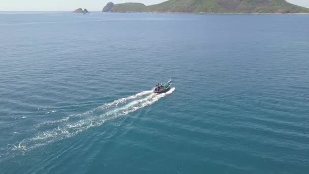 Barco-mar navegando em água azul na paisagem penhasco rochoso. Vista aérea veleiro no oceano. Drone voando sobre navio no mar e paisagem ilha verde no horizonte . — Vídeo de Stock