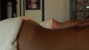 Sırt masajı yağı lüks spa salonda ile alan kadın. Genç kadın vücut masajı güzellik ve spa merkezi başlangıç. Vücut rahatlama ve Cilt Bakımı.