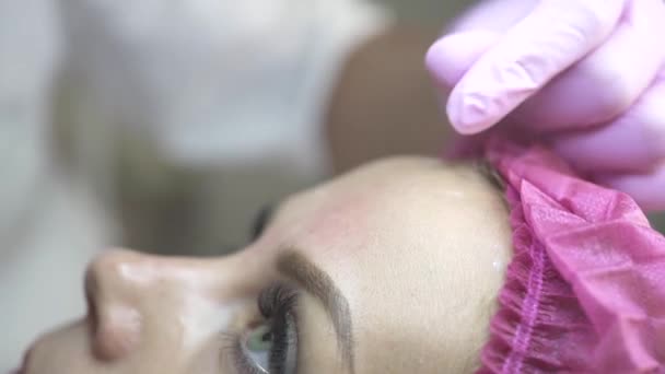 Tvář žena dostává injekce krásy v kosmetické klinice. Zblízka kosmetička dělá injekce botox do čela pacienta v beauty clinic. Omlazení, injekční kosmetice a lékařství koncepce. — Stock video