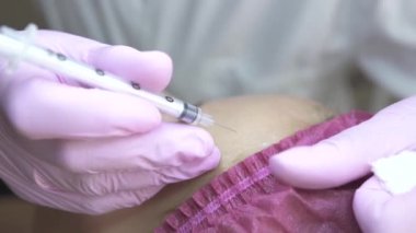Kadın yüzüne botox enjeksiyon kozmetik kliniğinde süre kapatın. Şevval özçelik güzellik kozmetik yerleştirmeye alın yapıyor. Cilt bakım ve güzellik yordamı. Gençleştirme, enjekte edilebilir kozmetik ve tıp kavramı
