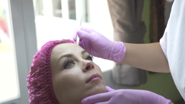 Kosmetolog märkning ansikte kosmetiska injektionsvätska i medicinsk klinik. Kvinna i skönhetsklinik. Möta vård och anti aging förfarande för ung och vacker hud. — Stockvideo