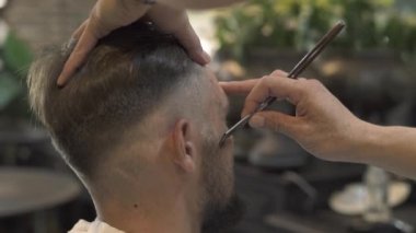 Sakal ve bıyık Kuaför Salon ustura ile tıraş. Tıraş yüz usturanın hipster saç erkek salonda süre ile berber. Erkek saç şekillendirme ve tıraş sakal salonda.